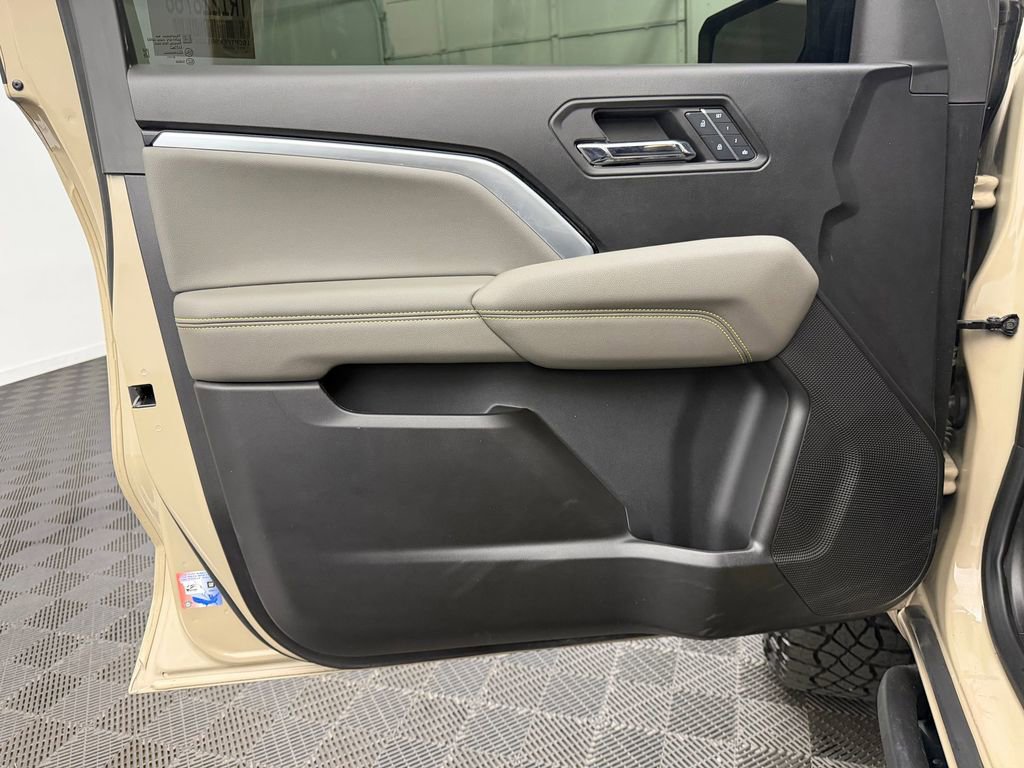 Used 2024 Chevrolet Colorado ZR2 w/ ZR2 Convenience Package III AWD/4WD image 21