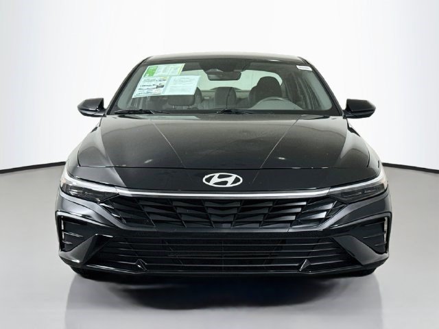 Used 2024 Hyundai Elantra SE FWD image 2