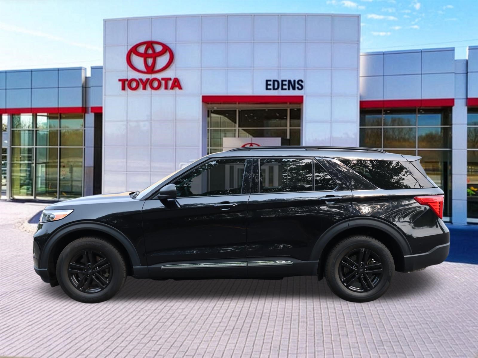 Used 2023 Ford Explorer XLT AWD/4WD image 9