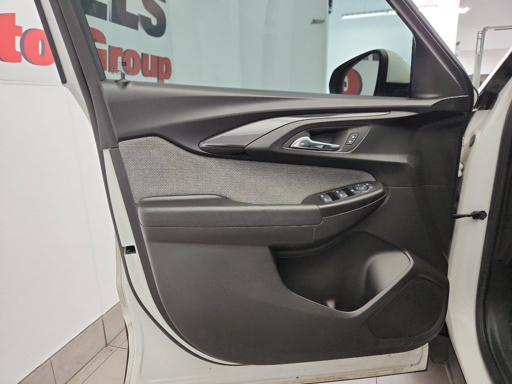 Used 2023 Chevrolet TrailBlazer LT FWD image 8