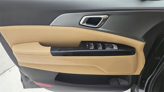 Used 2022 Kia Carnival LX image 25