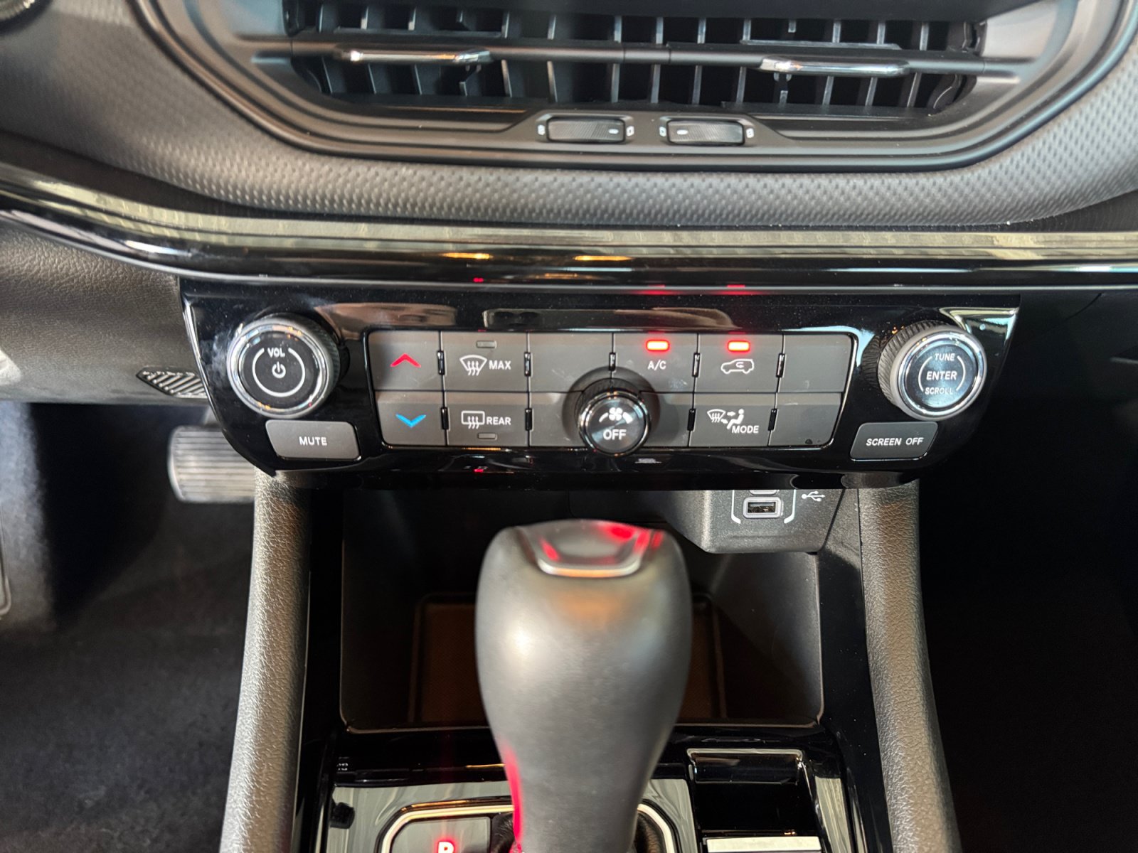 Certified 2026 Jeep Compass Latitude AWD/4WD image 17