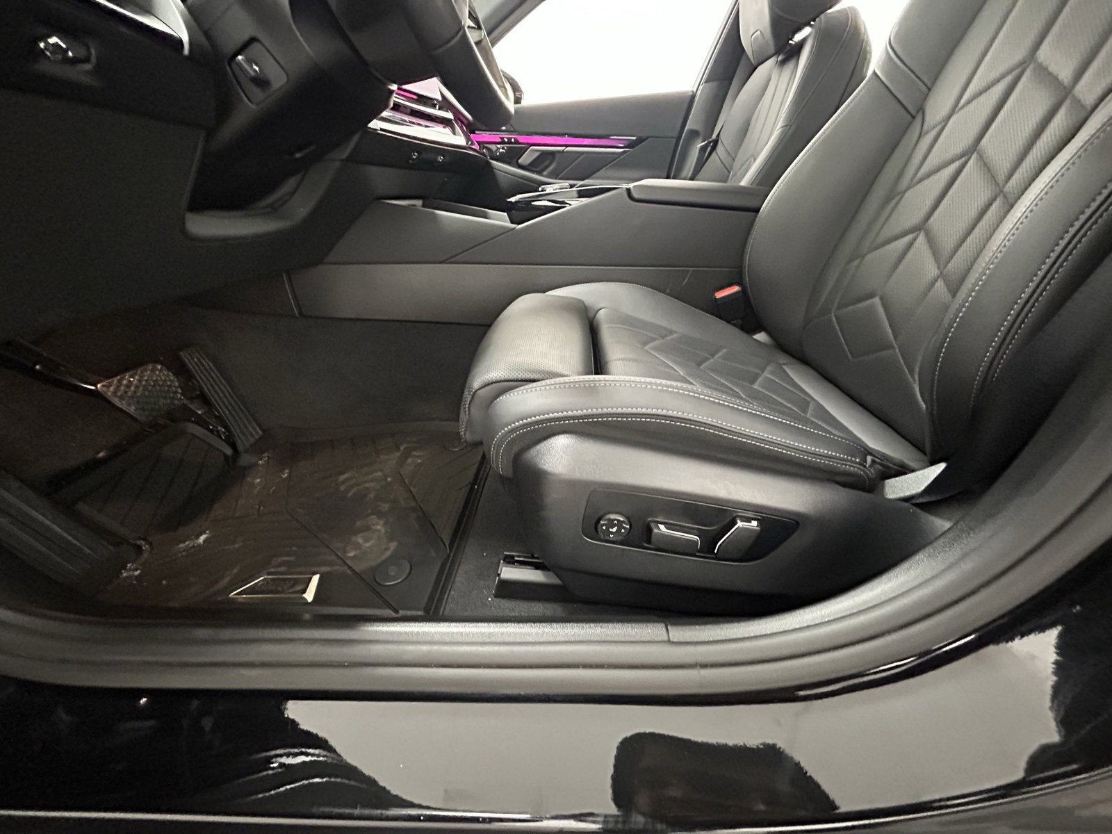 Used 2024 BMW i5 eDrive40i w/ Premium Package image 30