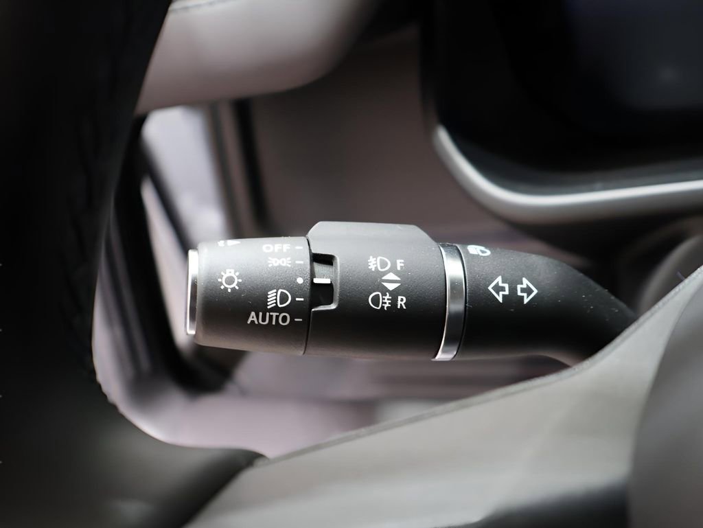 New 2025 Land Rover Defender 110 S image 28