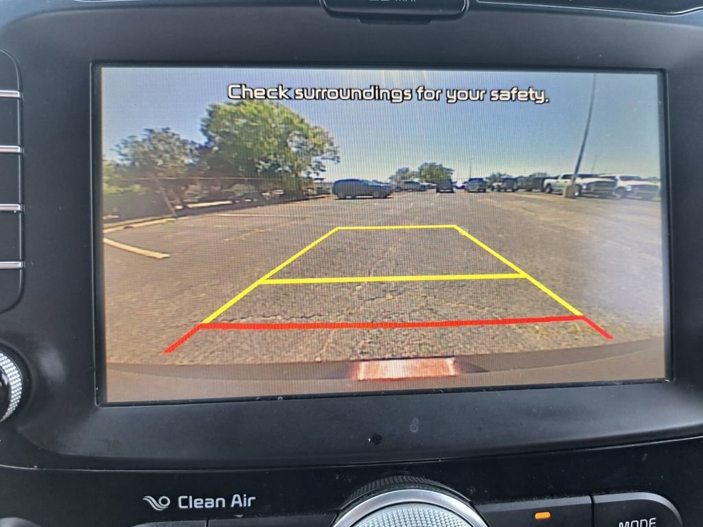 Used 2017 Kia Soul + image 11