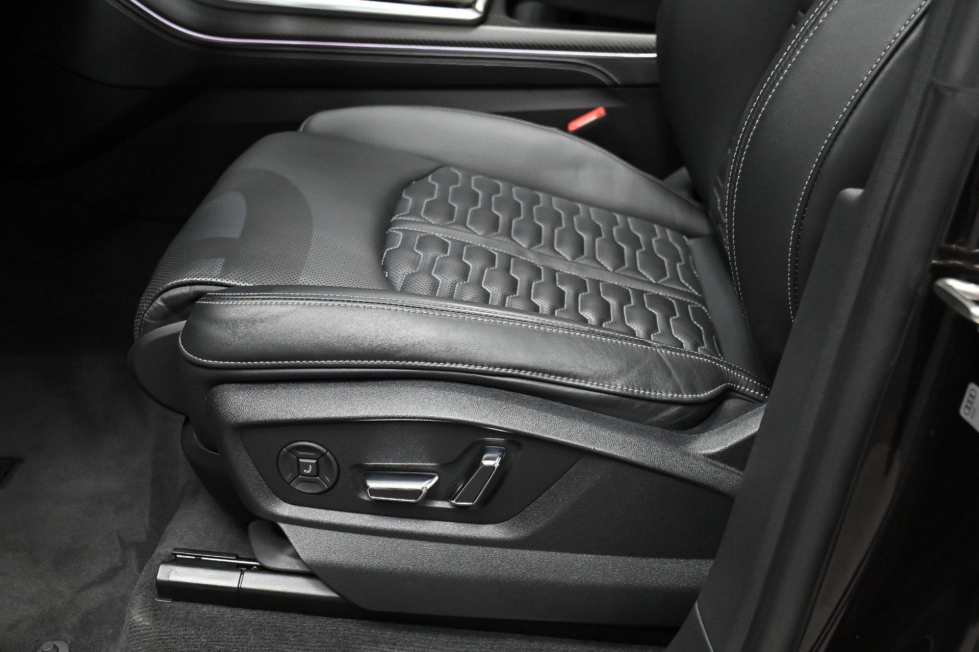 Used 2021 Audi RS Q8 w/ Carbon Optic Package image 23