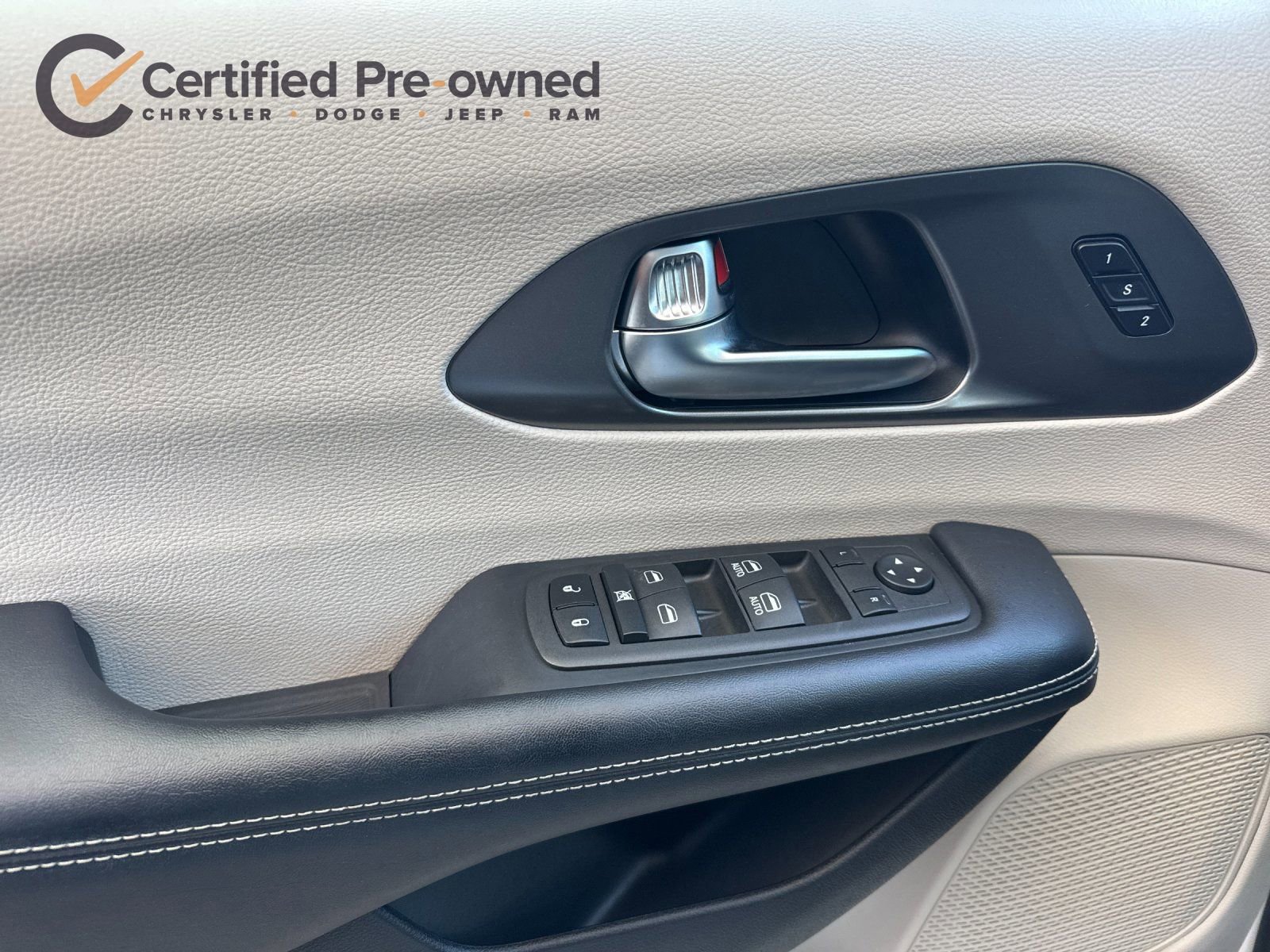 Used 2022 Chrysler Pacifica Touring-L FWD image 12