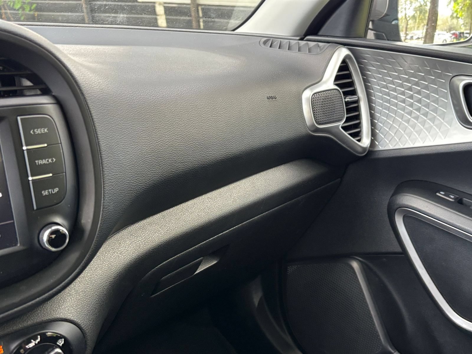 Used 2025 Kia Soul LX w/ LX Technology Package FWD image 32