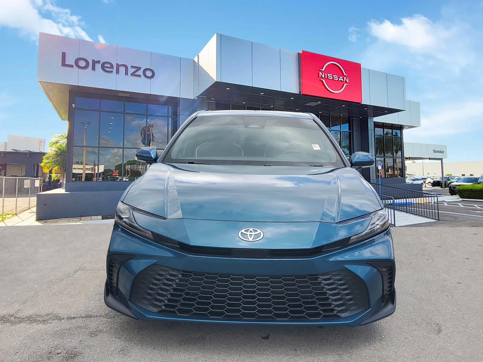 Used 2025 Toyota Camry SE FWD image 2