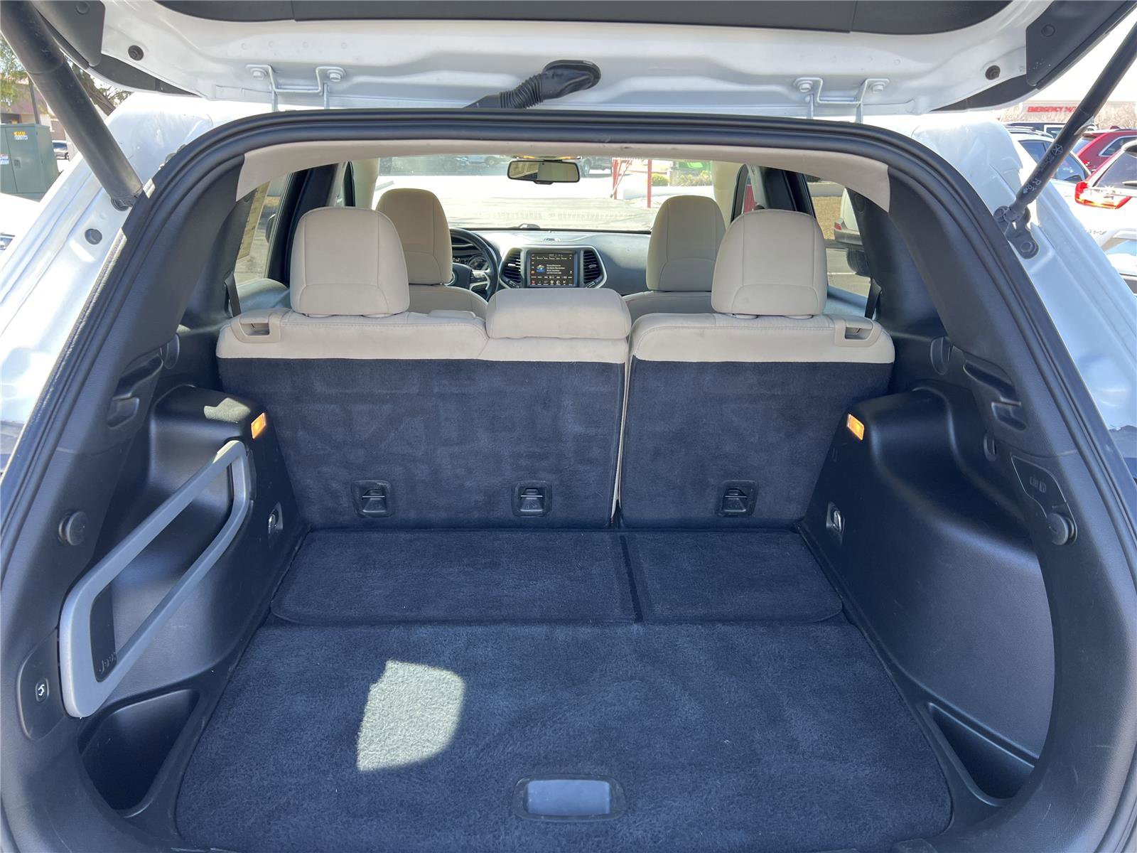 Used 2017 Jeep Cherokee Latitude w/ Comfort/Convenience Group image 15