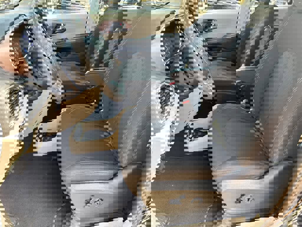 Used 2023 Chrysler Voyager LX image 10