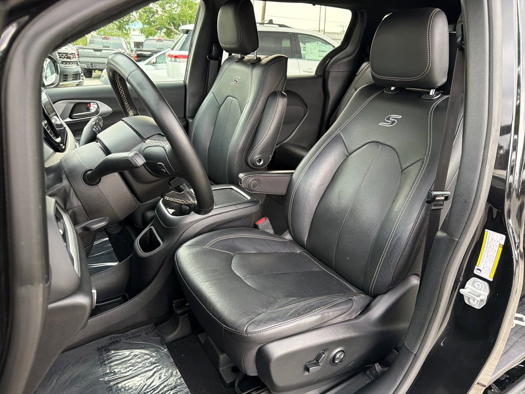 Used 2020 Chrysler Pacifica Touring-L Plus w/ Advanced Safetytec Group FWD image 29