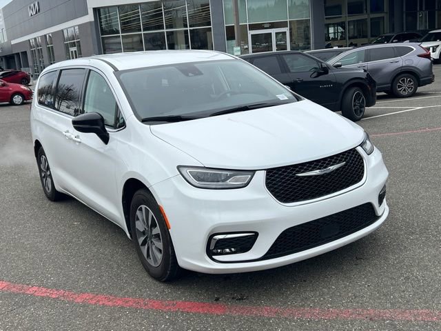 Used 2024 Chrysler Pacifica Select image 8