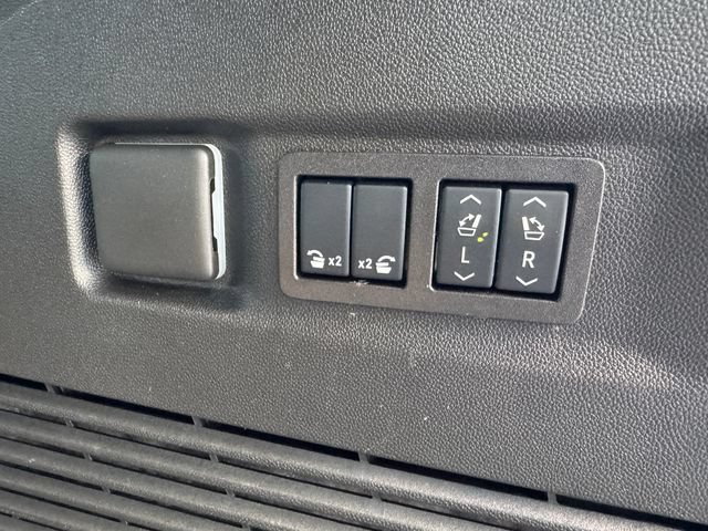 Used 2025 GMC Yukon XL Denali AWD/4WD image 21
