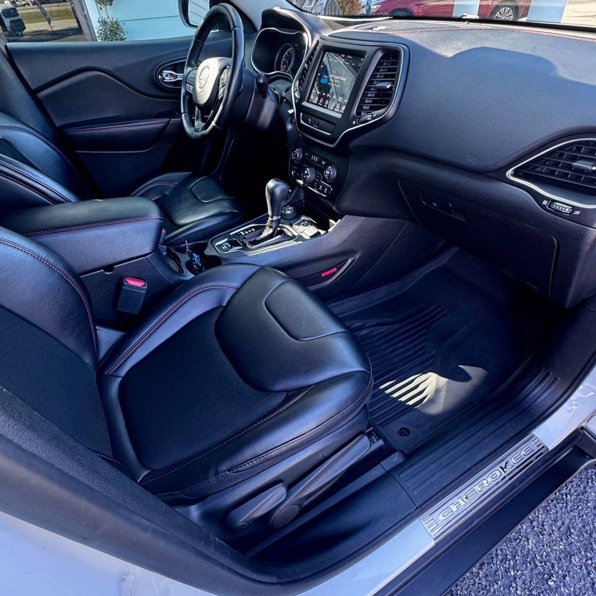 Used 2019 Jeep Cherokee Trailhawk w/ Comfort/Convenience Group AWD/4WD image 9