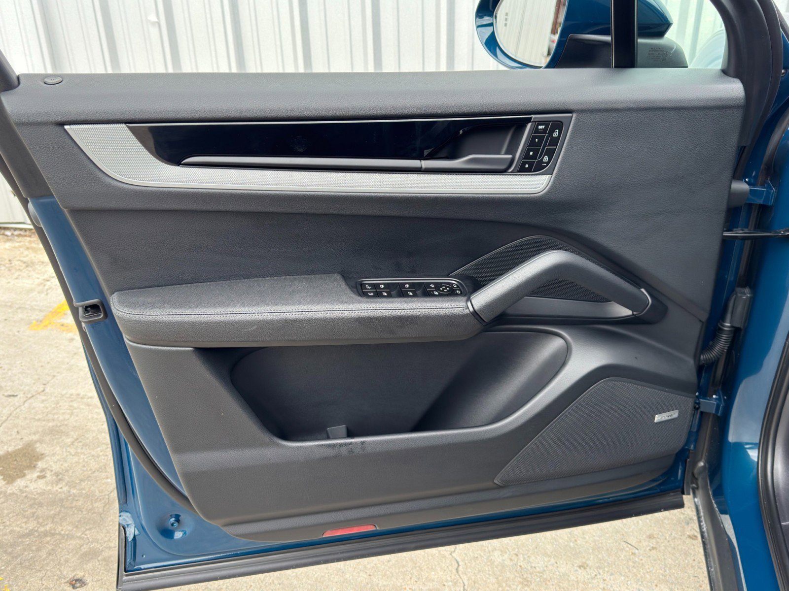 Used 2024 Porsche Cayenne w/ Premium Package image 48