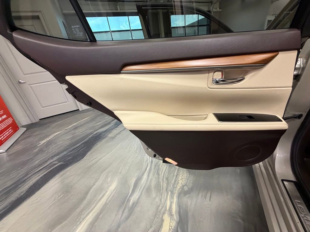 Used 2017 Lexus ES 300h w/ Luxury Package image 52