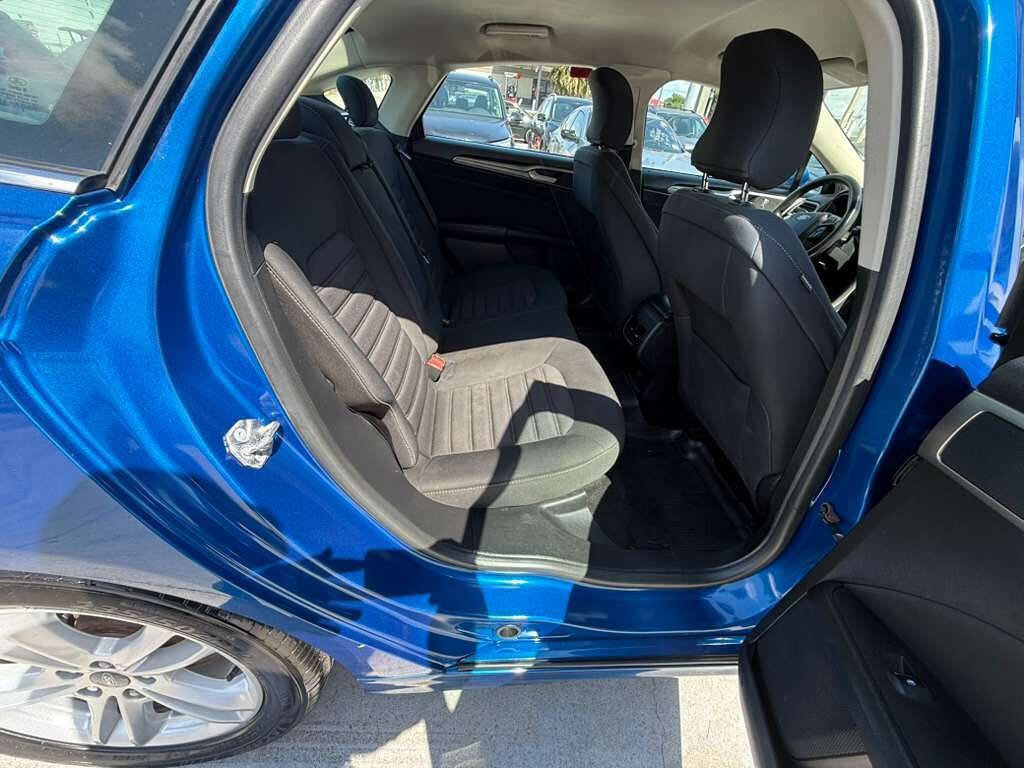 Used 2018 Ford Fusion SE w/ Fusion SE Technology Package FWD image 11