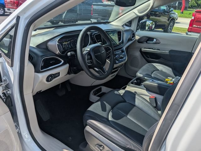 Used 2024 Chrysler Pacifica Touring-L FWD image 14