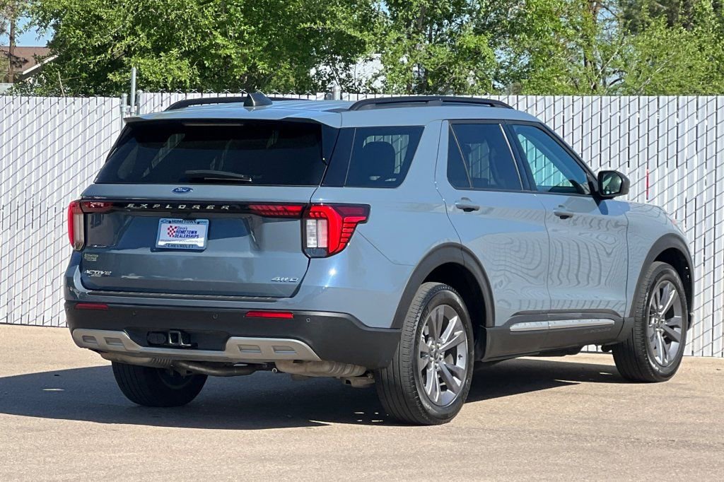 Used 2025 Ford Explorer Active AWD/4WD image 4