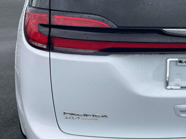 Used 2024 Chrysler Pacifica Touring-L image 15