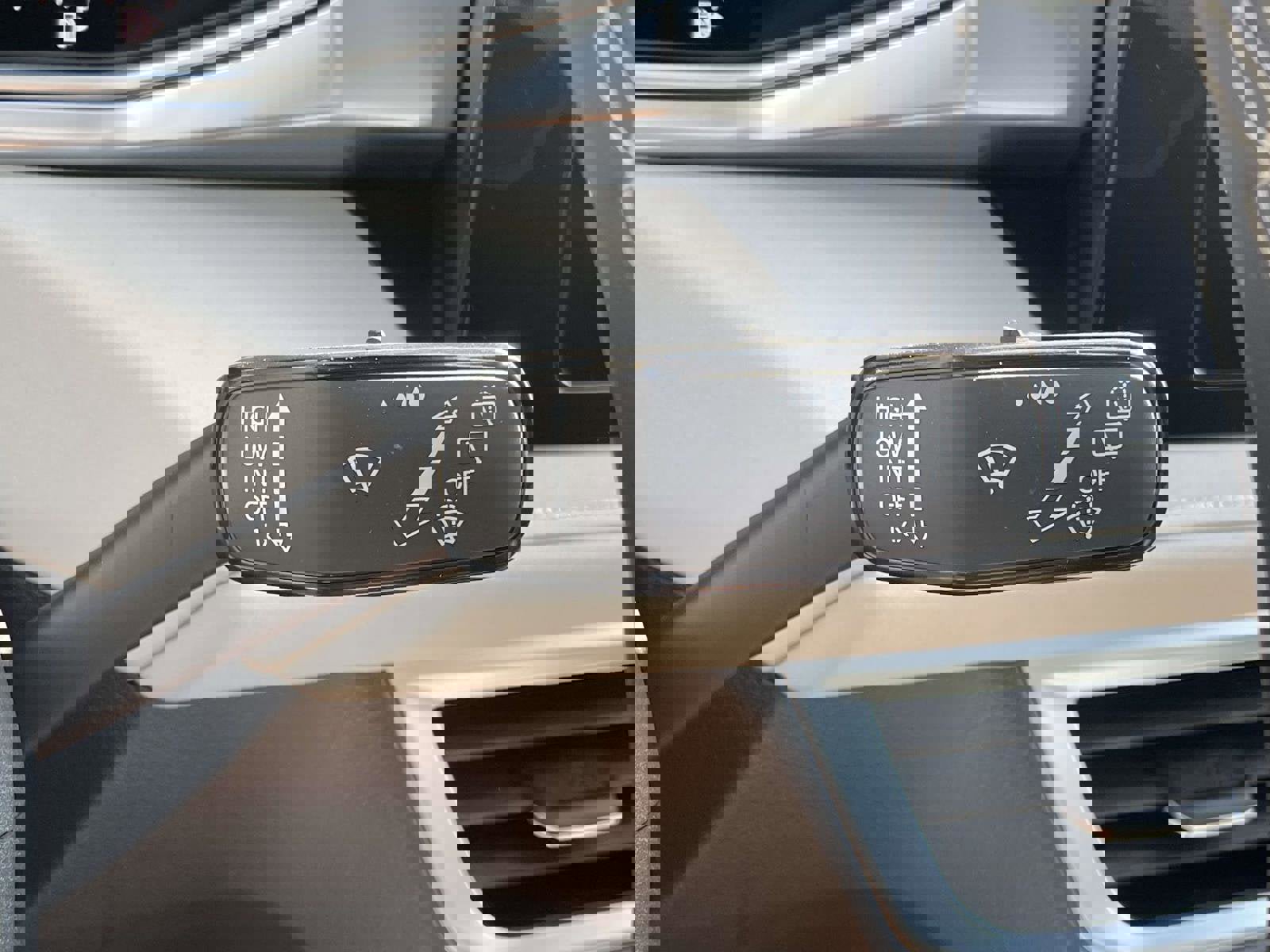 Used 2025 Volkswagen Taos SE w/ Panoramic Sunroof Package FWD image 22