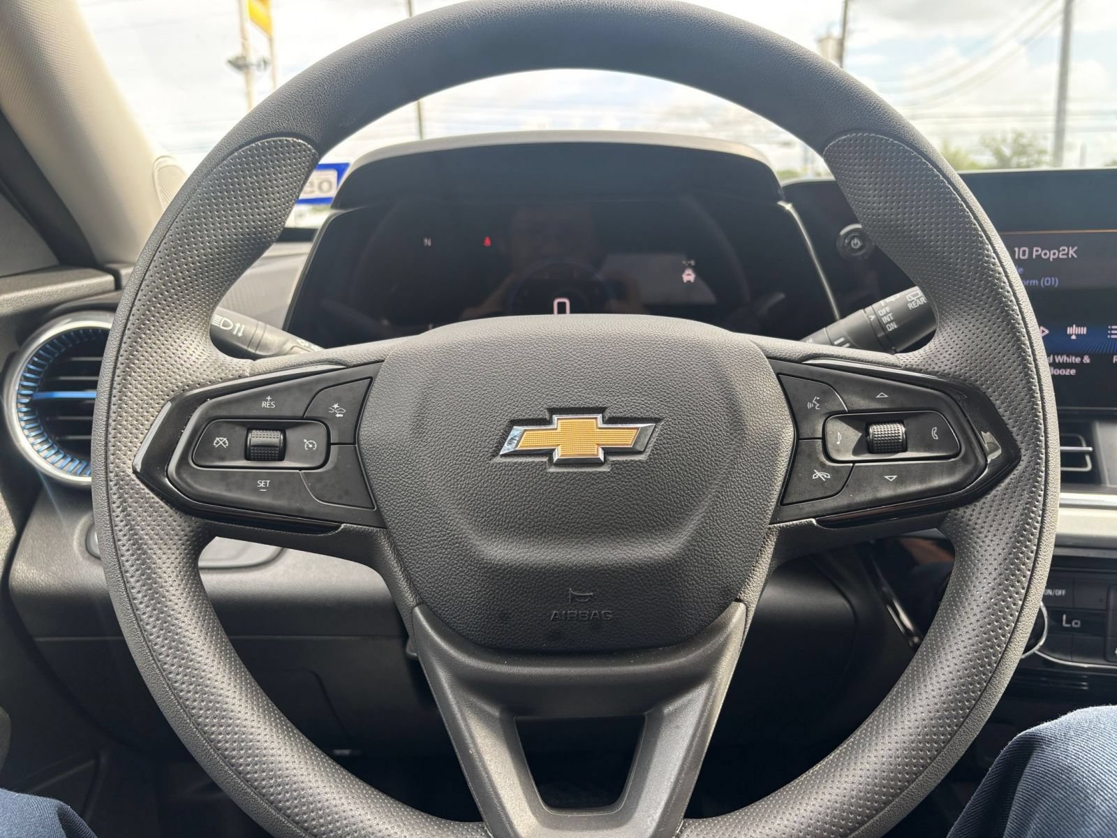 Used 2025 Chevrolet Trax LT FWD image 27