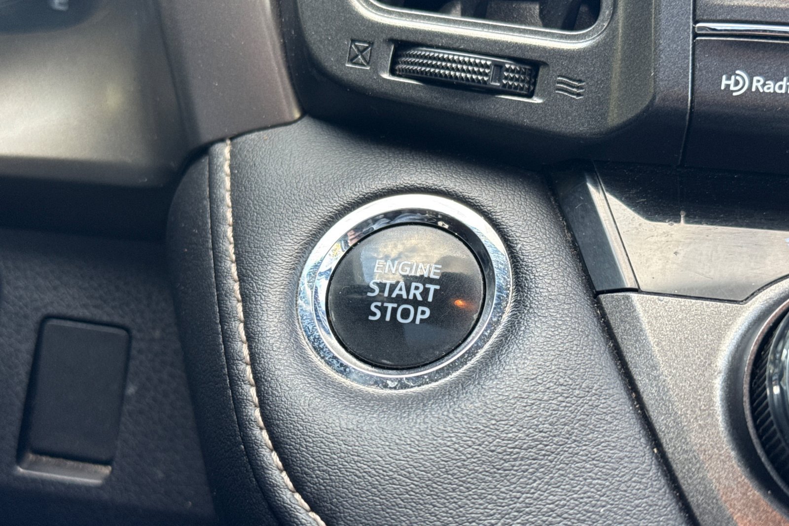 Used 2013 Toyota RAV4 Limited AWD/4WD image 25