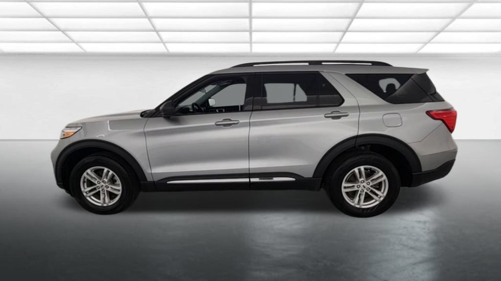 Used 2023 Ford Explorer XLT AWD/4WD image 5