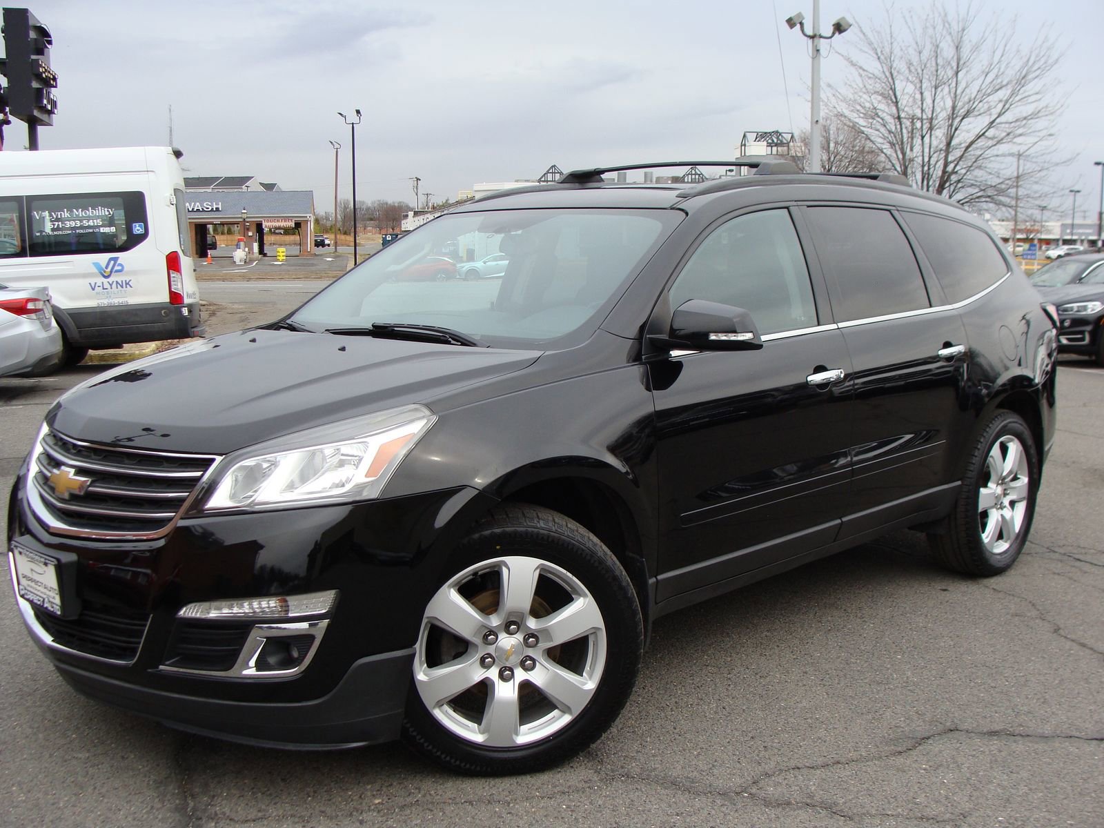 Used 2017 Chevrolet Traverse LT w/ Style and Technology Package image 3