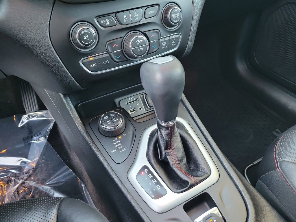 Used 2018 Jeep Cherokee Trailhawk image 23