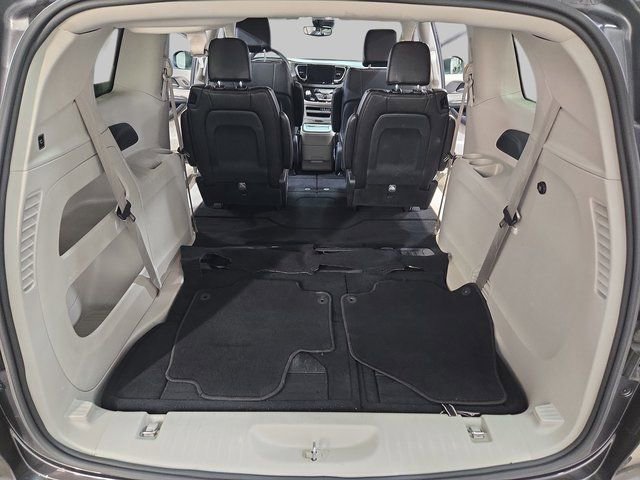 Used 2023 Chrysler Pacifica Touring-L image 15