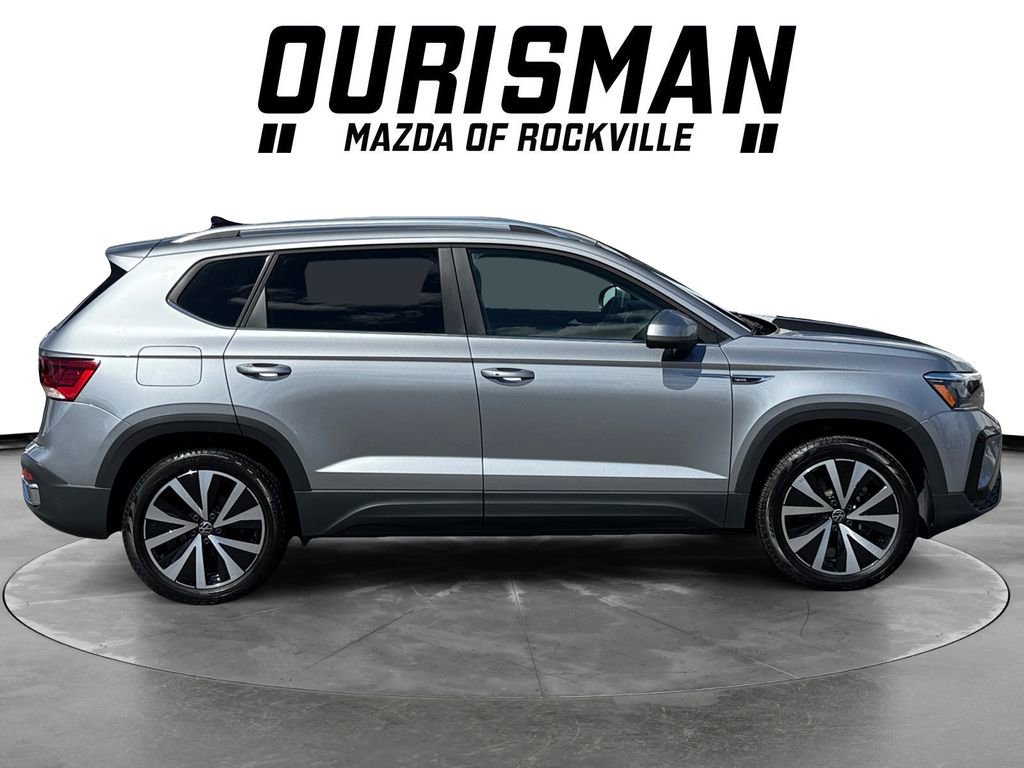 Used 2023 Volkswagen Taos SE w/ Panoramic Sunroof Package image 7