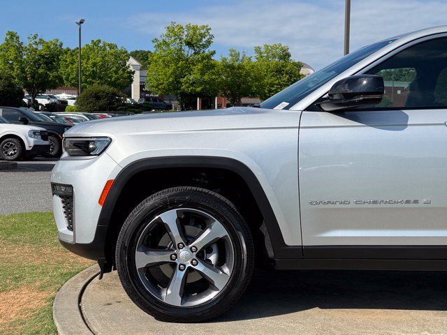 New 2026 Jeep Grand Cherokee Limited w/ Trailer Tow Package AWD/4WD image 12