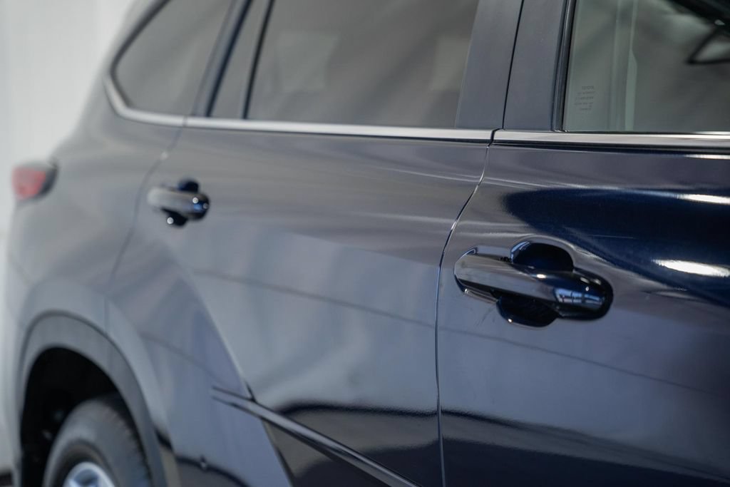 Used 2023 Toyota Highlander LE FWD image 14