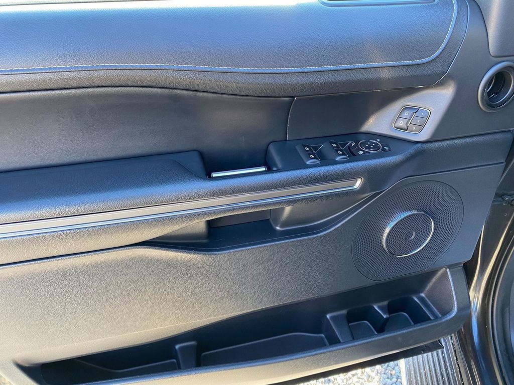 Used 2023 Ford Expedition XLT image 11