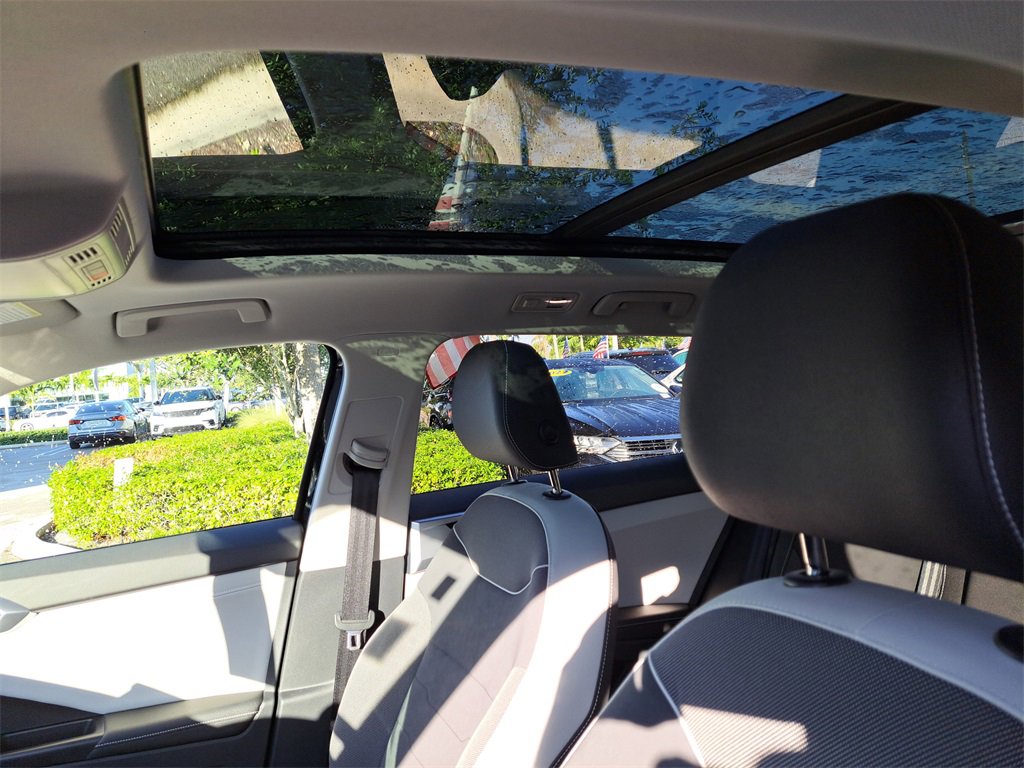 Certified 2025 Volkswagen Taos SE w/ Panoramic Sunroof Package image 15