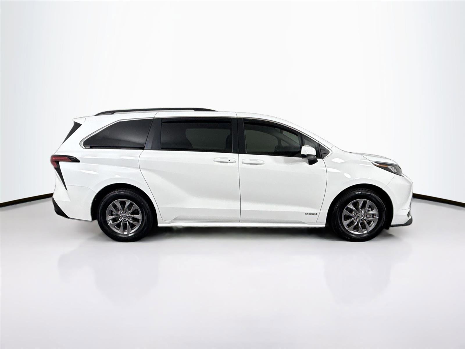Used 2021 Toyota Sienna LE w/ LE Plus Package image 5