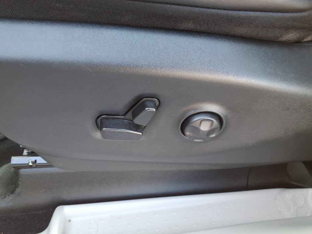 Used 2023 Chrysler Pacifica Touring-L FWD image 13