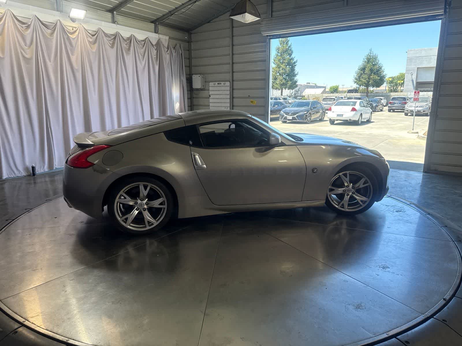 Used 2009 Nissan 370Z Coupe w/ Sport Pkg RWD image 4