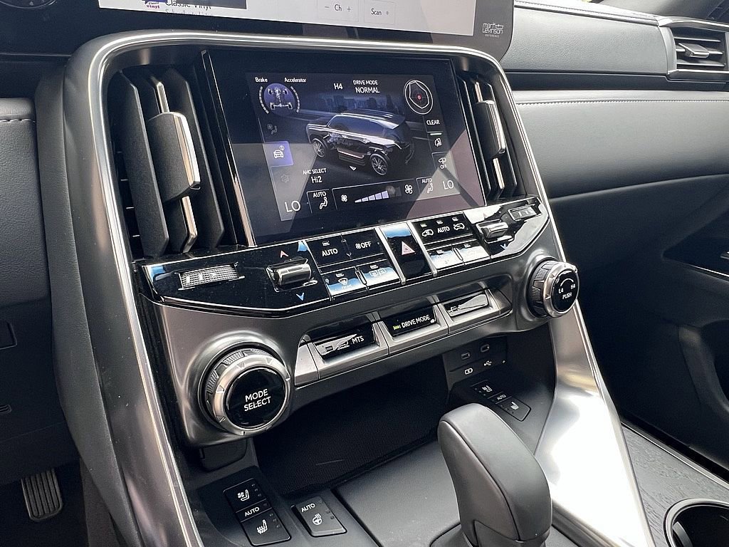 Certified 2025 Lexus LX 700h Overtrail w/ Accessory Package (Z1) image 18