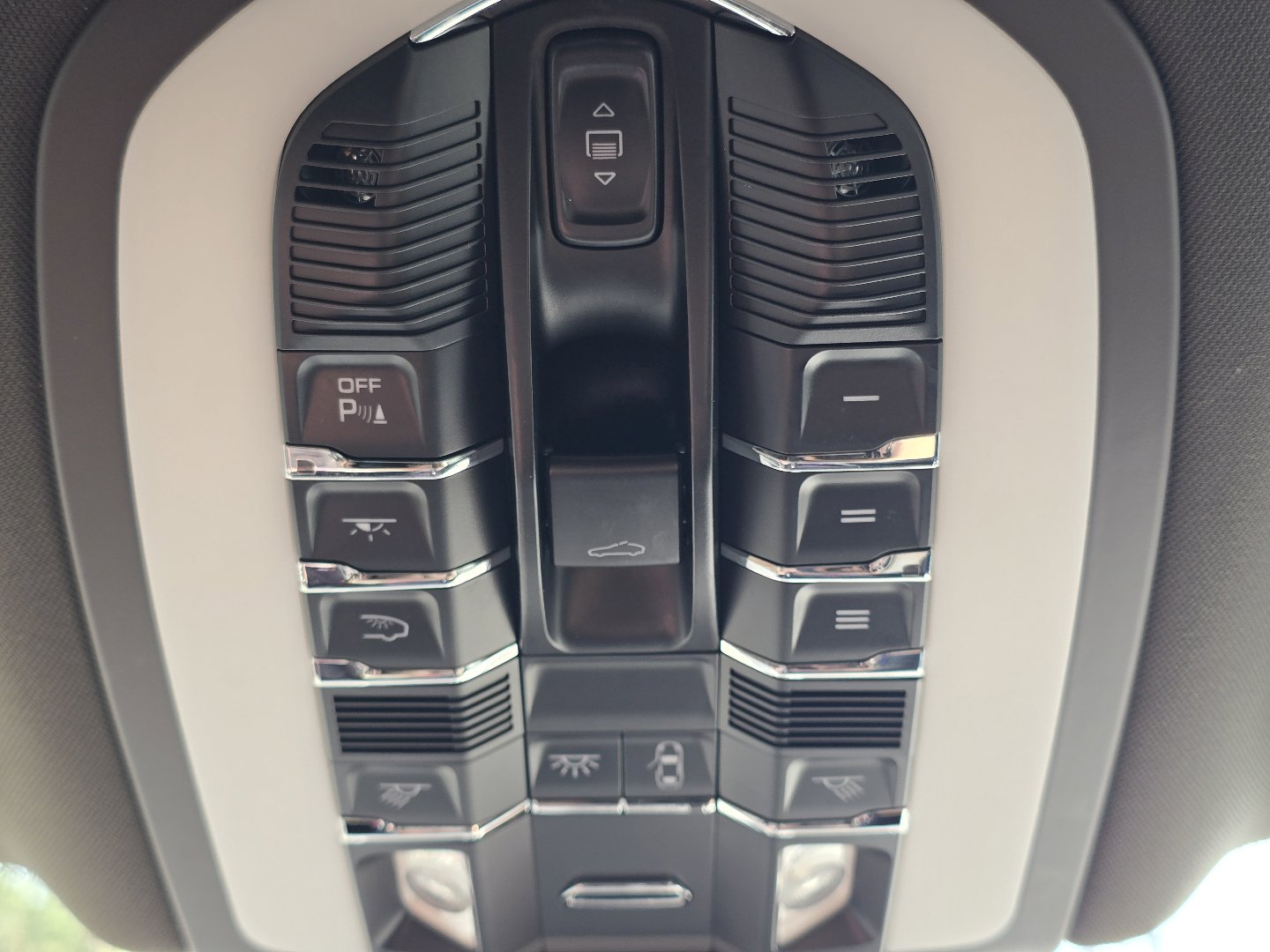 Used 2023 Porsche Macan Turbo AWD/4WD image 19
