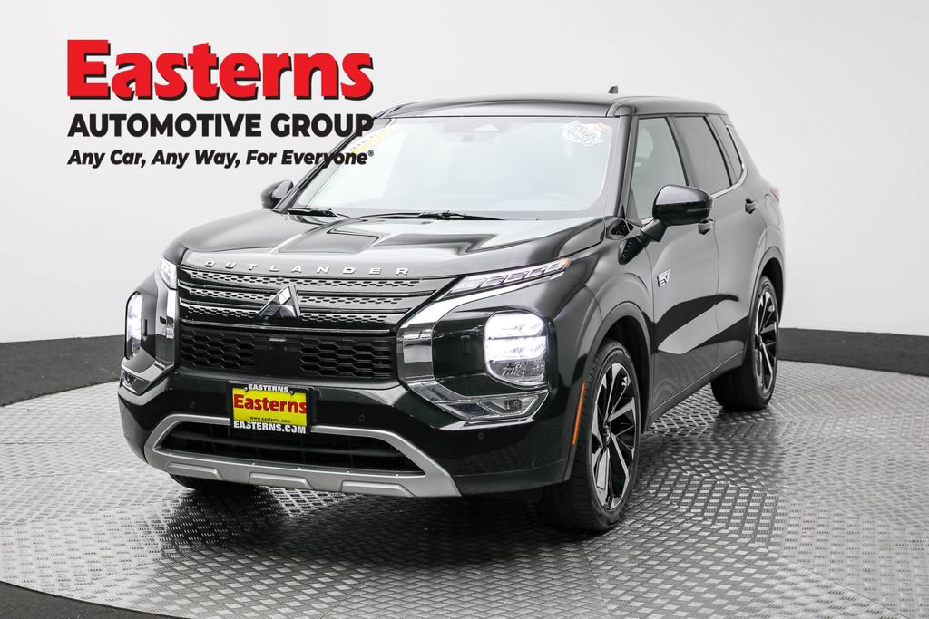 Used 2023 Mitsubishi Outlander SE image 1