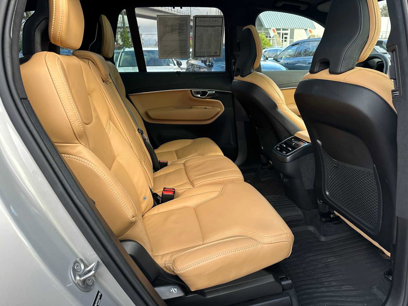 Used 2025 Volvo XC90 B6 Ultra w/ Lounge Package image 12
