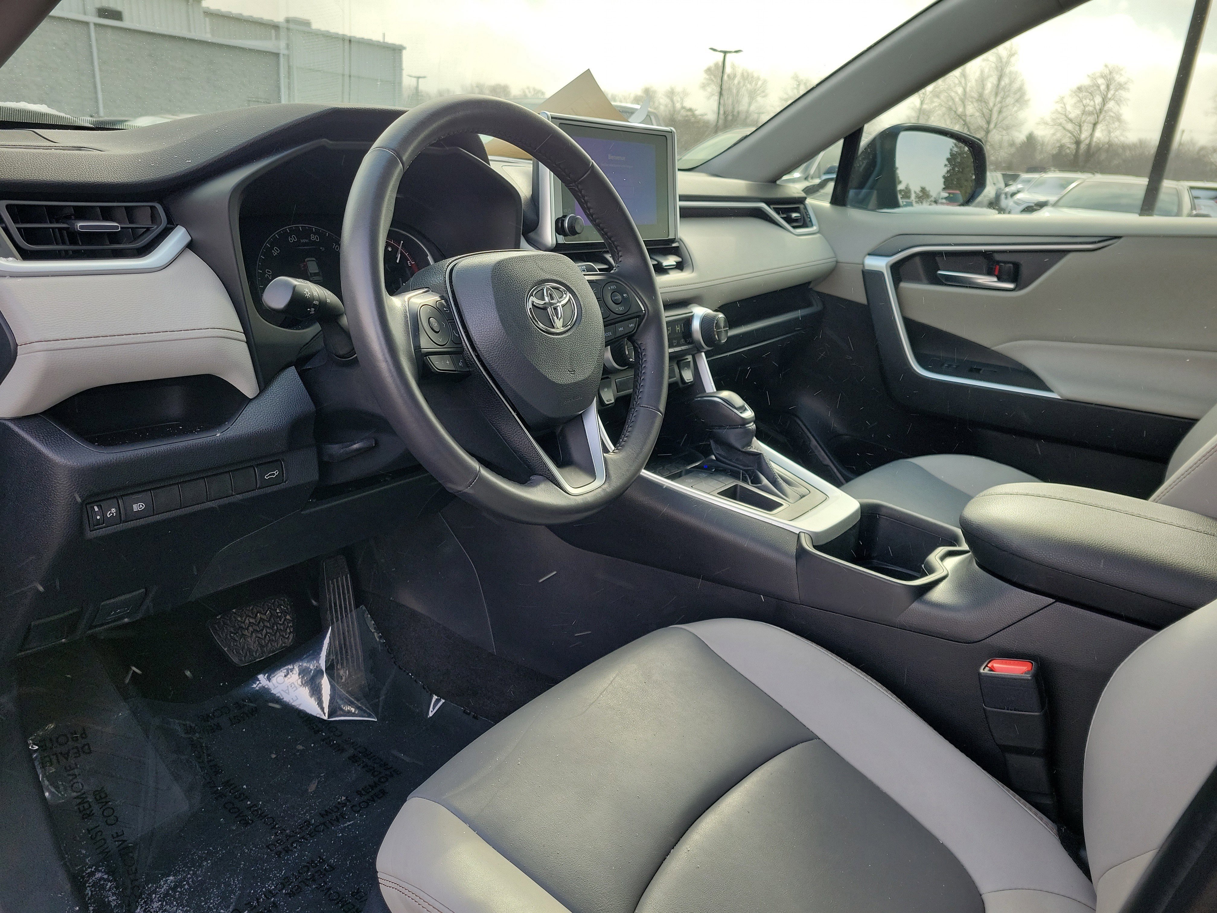 Used 2023 Toyota RAV4 XLE Premium image 19