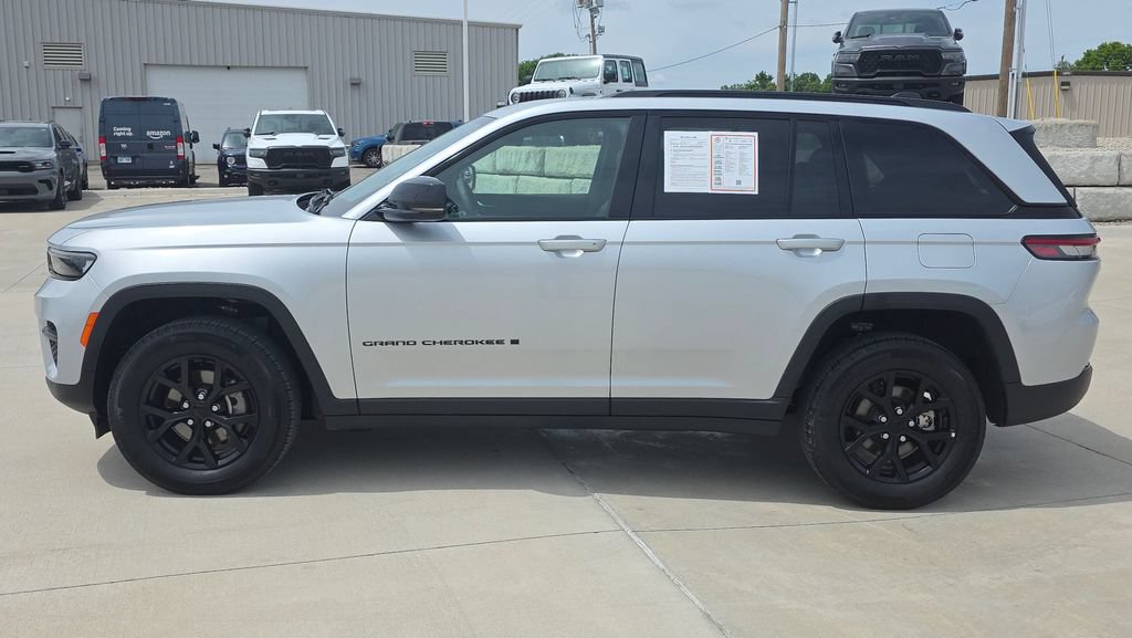 Used 2025 Jeep Grand Cherokee Altitude AWD/4WD image 3