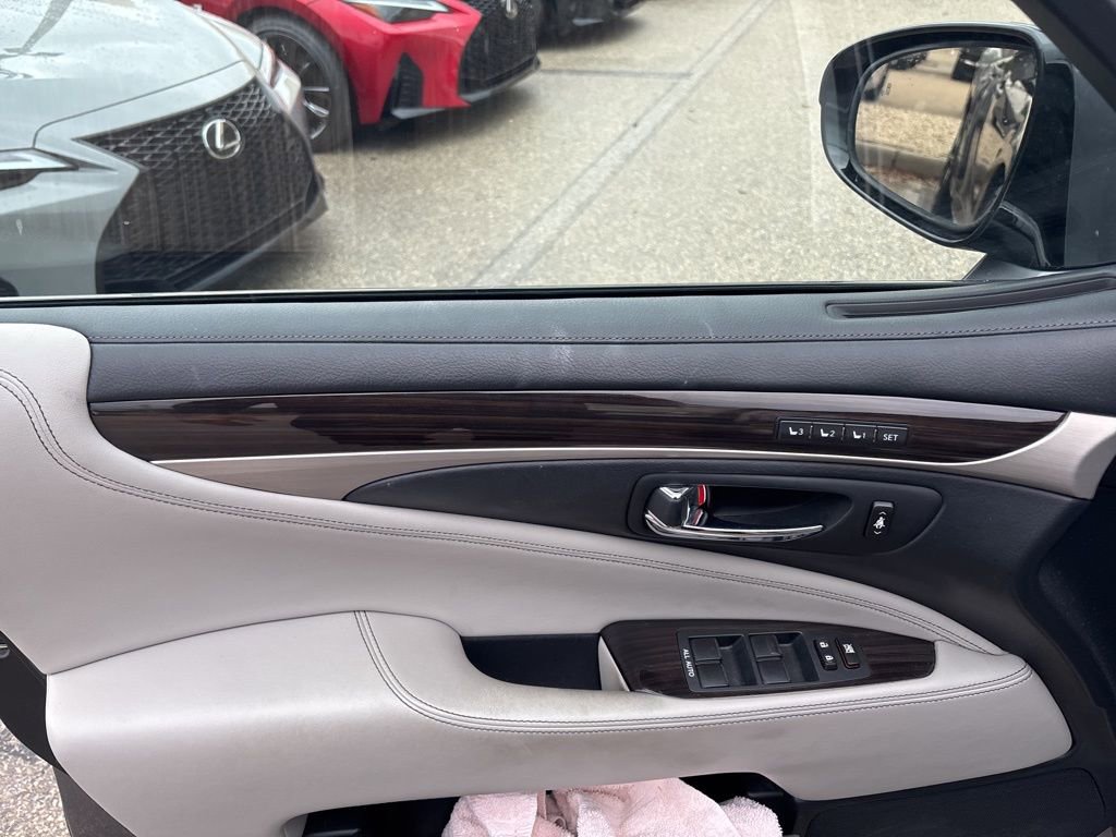 Used 2013 Lexus LS 460 w/ Comfort Pkg image 17