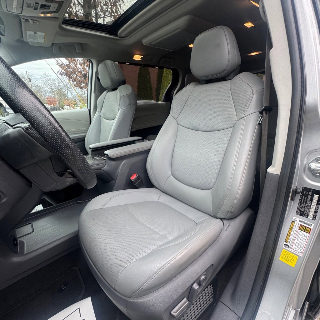 Used 2021 Toyota Sienna Limited image 21