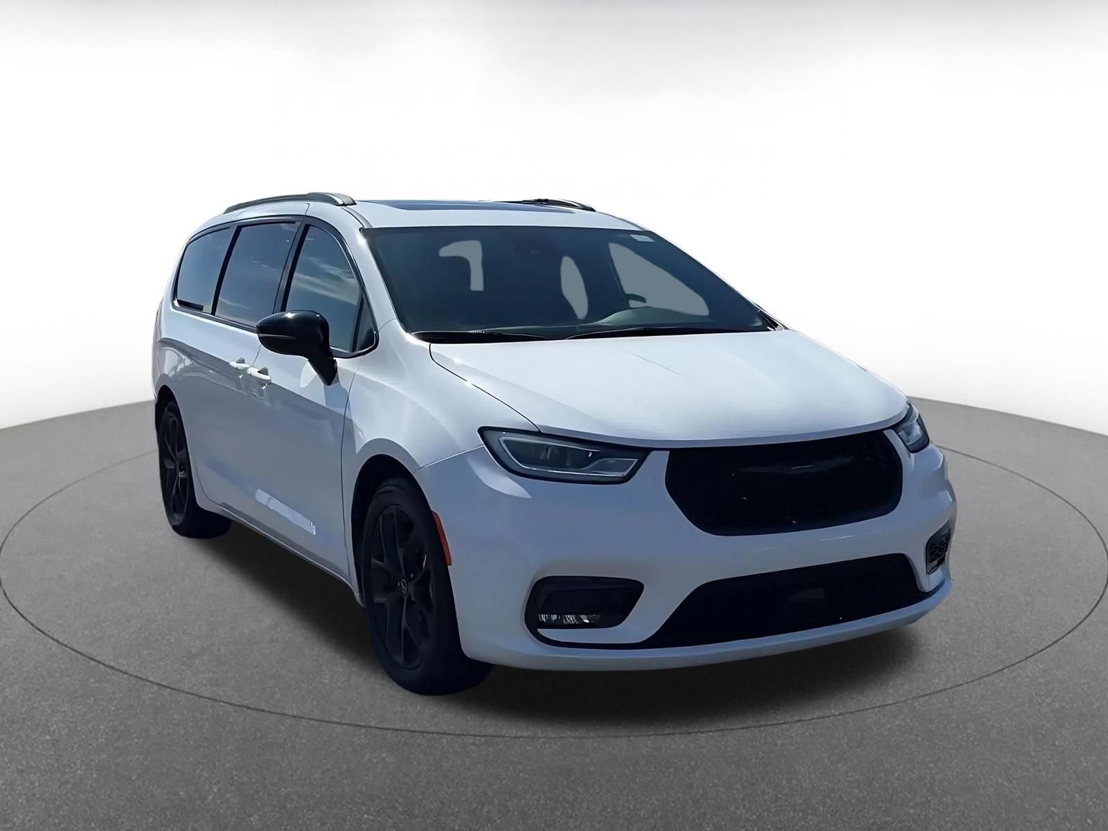 Used 2025 Chrysler Pacifica Limited FWD image 3