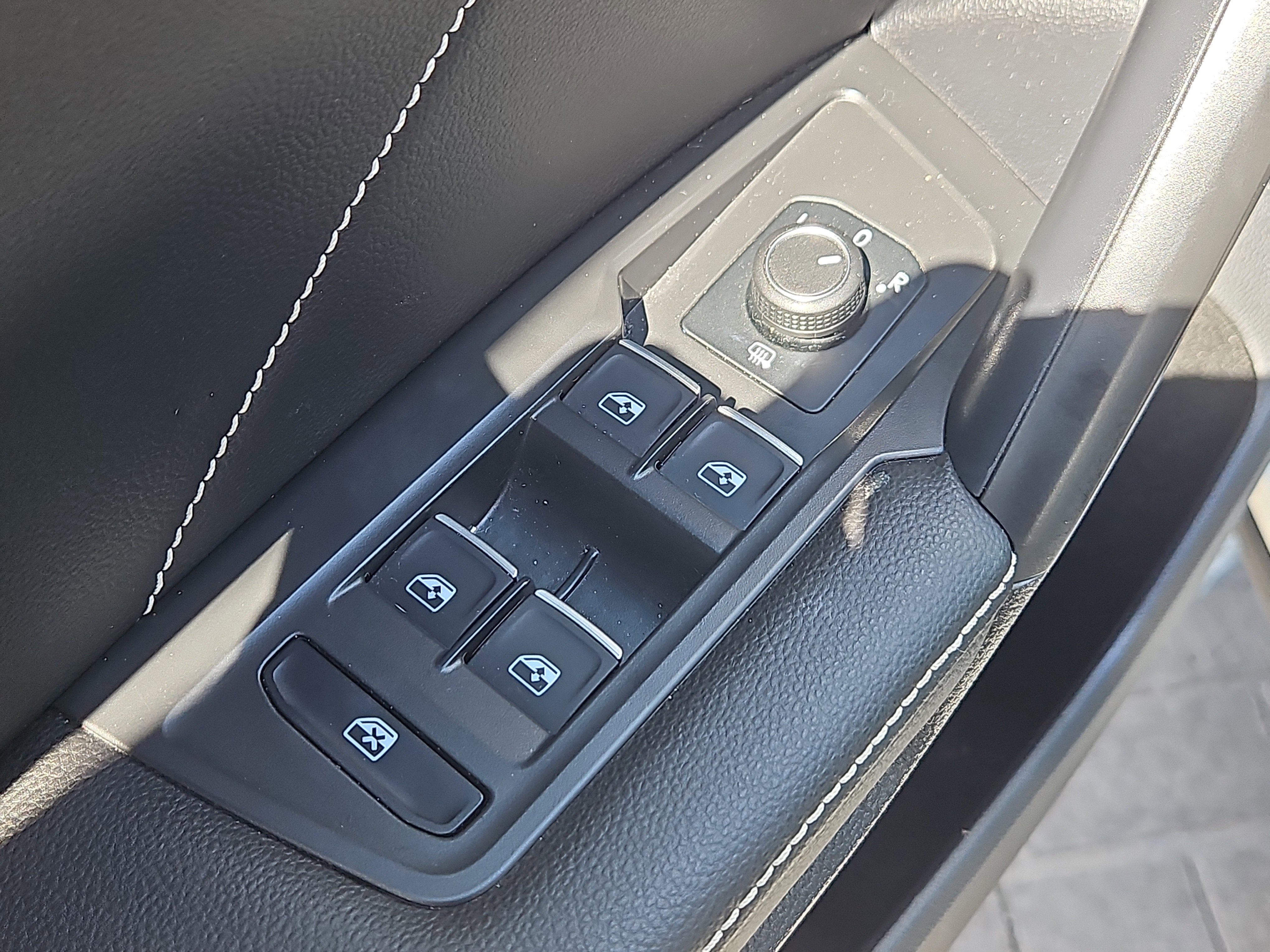 Used 2023 Volkswagen Tiguan SE R-Line image 18